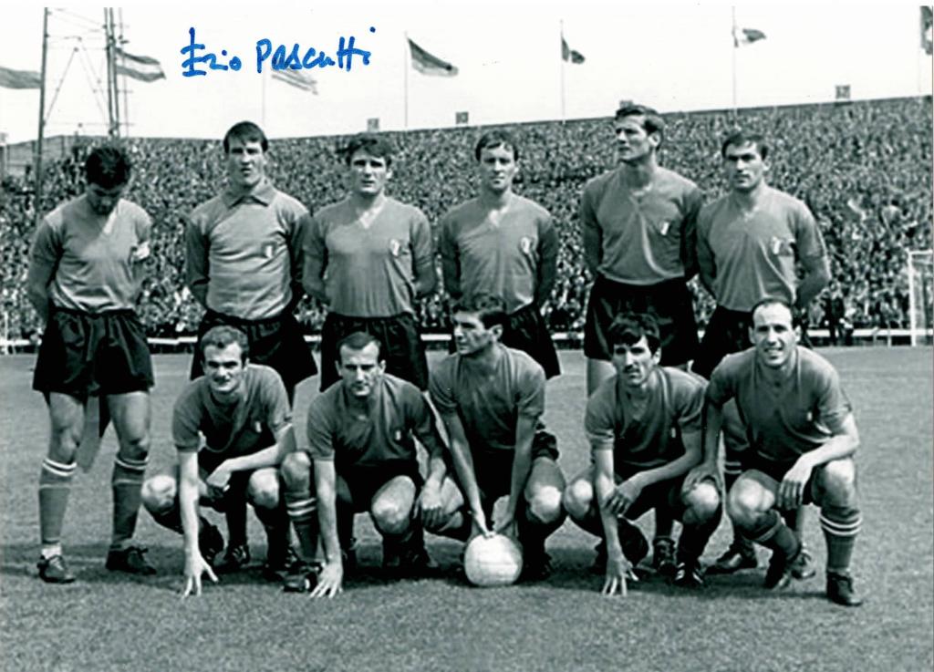 Fotografia vintage bianco e nero autografata Ezio Pascutti con la Nazionale italiana – autografo originale in alto – condizioni Excellent