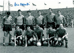 Fotografia vintage bianco e nero autografata Ezio Pascutti con la Nazionale italiana – autografo originale in alto – condizioni Excellent