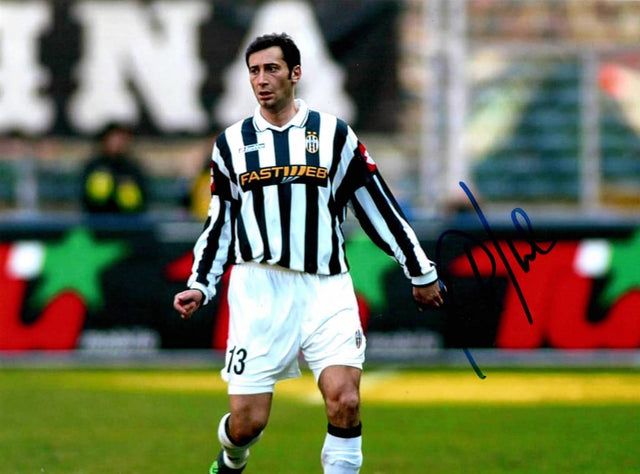 Fotografia autografata Mark Iuliano maglia Juventus numero 13 Lotto sponsor Fastweb 2002-04 – autografo originale pennarello blu – 20x15 cm – condizioni Excellent