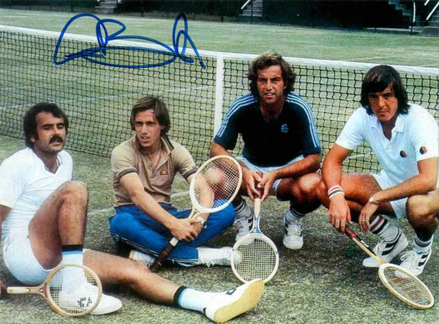 Fotografia vintage autografata Corrado Barazzutti con Paolo Bertolucci Adriano Panatta John Newcombe campo da tennis anni 70 – autografo originale pennarello blu – 20x15 cm