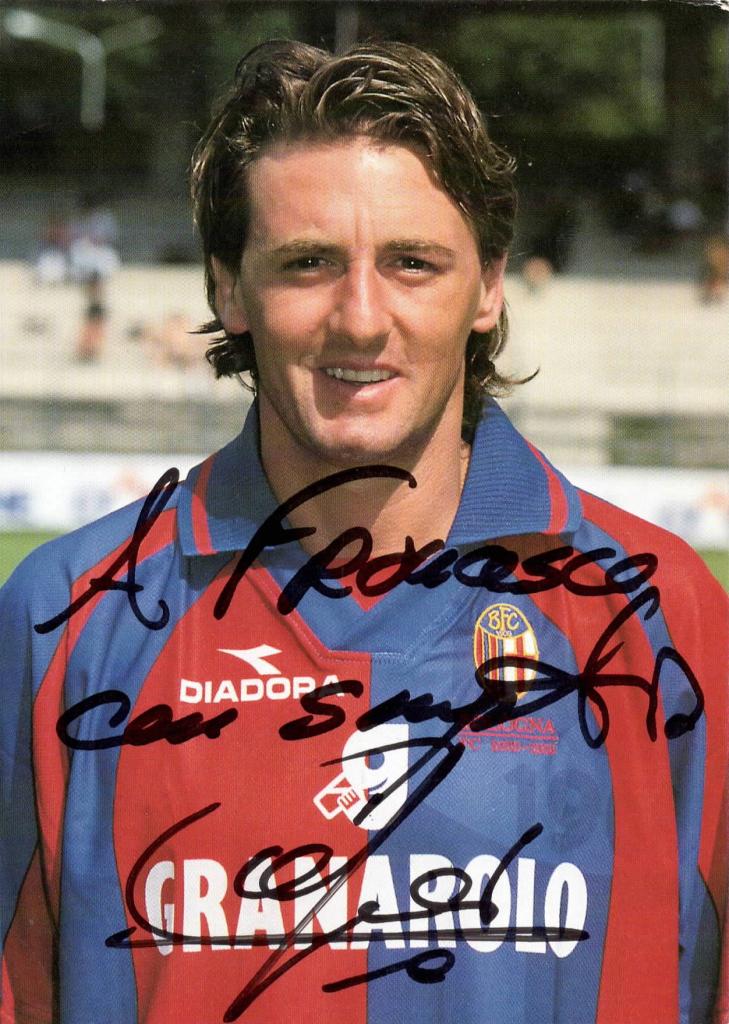 Dettaglio autografo e dedica Giuseppe Signori cartolina Bologna 1999-2000 – firma originale – LOA MTM inclusa