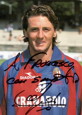 Dettaglio autografo e dedica Giuseppe Signori cartolina Bologna 1999-2000 – firma originale – LOA MTM inclusa