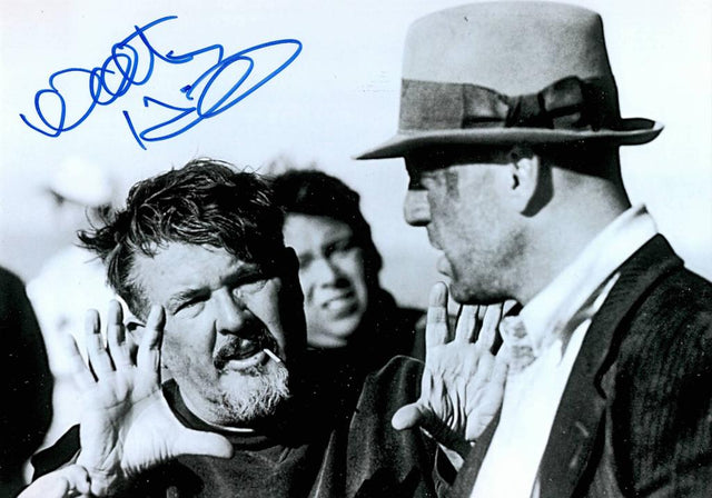 Fotografia bianco e nero autografata Walter Hill sul set con Bruce Willis film Ancora Vivo – autografo originale – condizioni Excellent – 28,7x20,2 cm