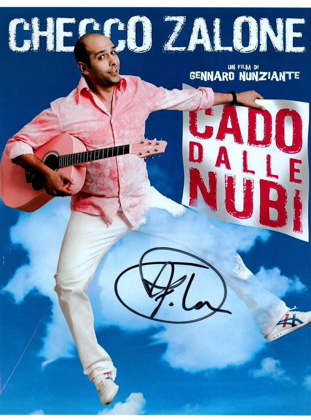 Locandina autografata Checco Zalone film Cado dalle Nubi 2009 – autografo originale pennarello nero al centro – 30x20 cm – condizioni Excellent