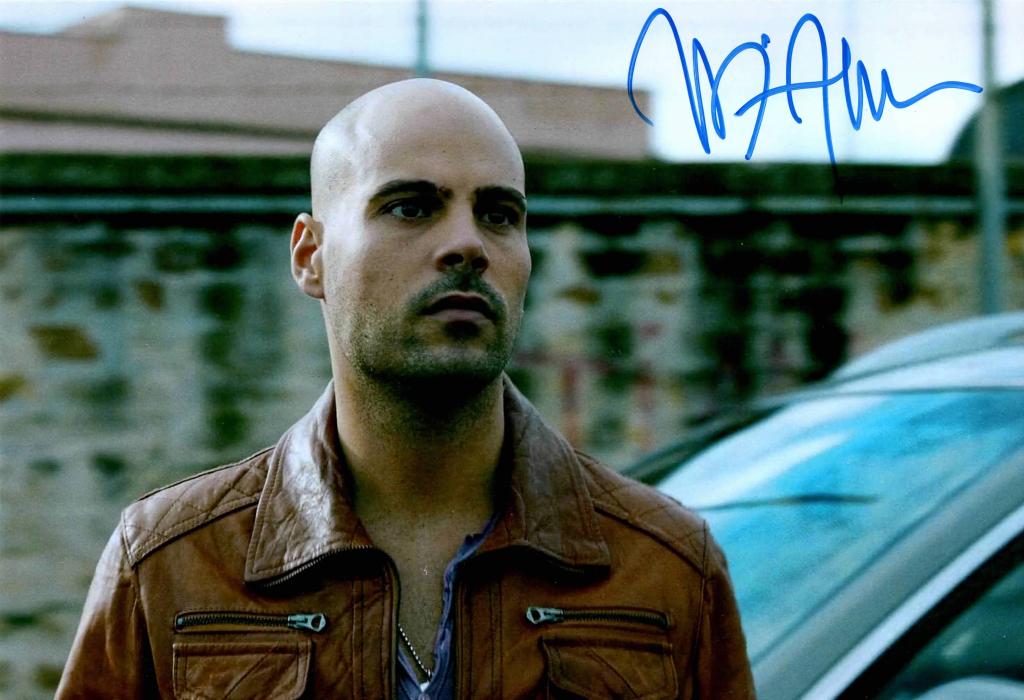 Fotografia autografata Marco D'Amore scena Gomorra serie TV Ciro Di Marzio – autografo originale pennarello blu – 30x23 cm – condizioni Excellent