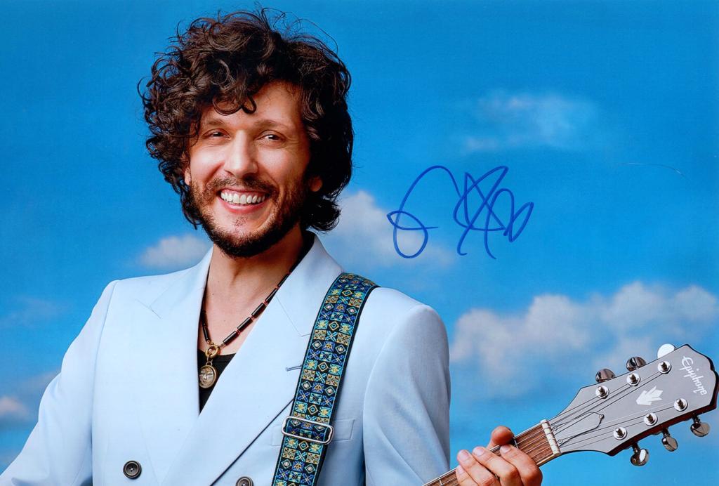 Fotografia autografata Ermal Meta ritratto promozionale a colori con chitarra Epiphone – autografo originale pennarello blu – 30x20 cm – condizioni Excellent