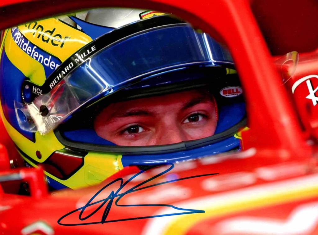 Fotografia autografata Oliver Bearman con casco nella monoposto Ferrari Formula 1 – autografo originale – condizioni Excellent – 15,1x20,3 cm