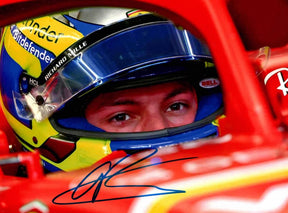 Fotografia autografata Oliver Bearman con casco nella monoposto Ferrari Formula 1 – autografo originale – condizioni Excellent – 15,1x20,3 cm