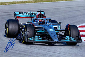 Fotografia autografata George Russell Mercedes AMG-Petronas W13 numero 63 Formula 1 2022 in curva – autografo originale pennarello blu – 29,5x20,7 cm – condizioni Excellent