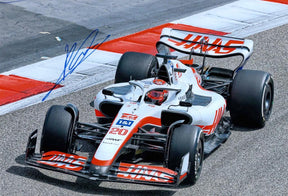 Fotografia autografata Kevin Magnussen Haas VF-22 numero 20 Formula 1 2022 in pista – autografo originale pennarello blu – 29,7x20,5 cm – condizioni Excellent