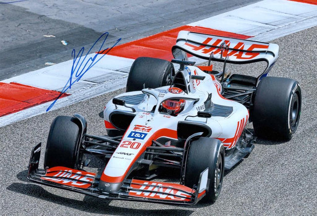 Fotografia autografata Kevin Magnussen Haas VF-22 numero 20 Formula 1 2022 in pista – autografo originale pennarello blu – 29,7x20,5 cm – condizioni Excellent