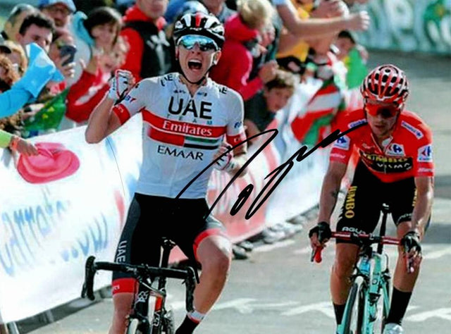 Fotografia autografata Tadej Pogacar al traguardo – firma per esteso pennarello nero – ciclista sloveno UAE Team Emirates – condizioni Excellent
