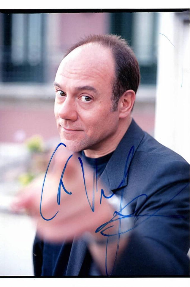 Fotografia autografata Carlo Verdone ritratto a colori servizio fotografico professionale giacca scura – autografo originale pennarello blu – 15x10 cm – condizioni Excellent