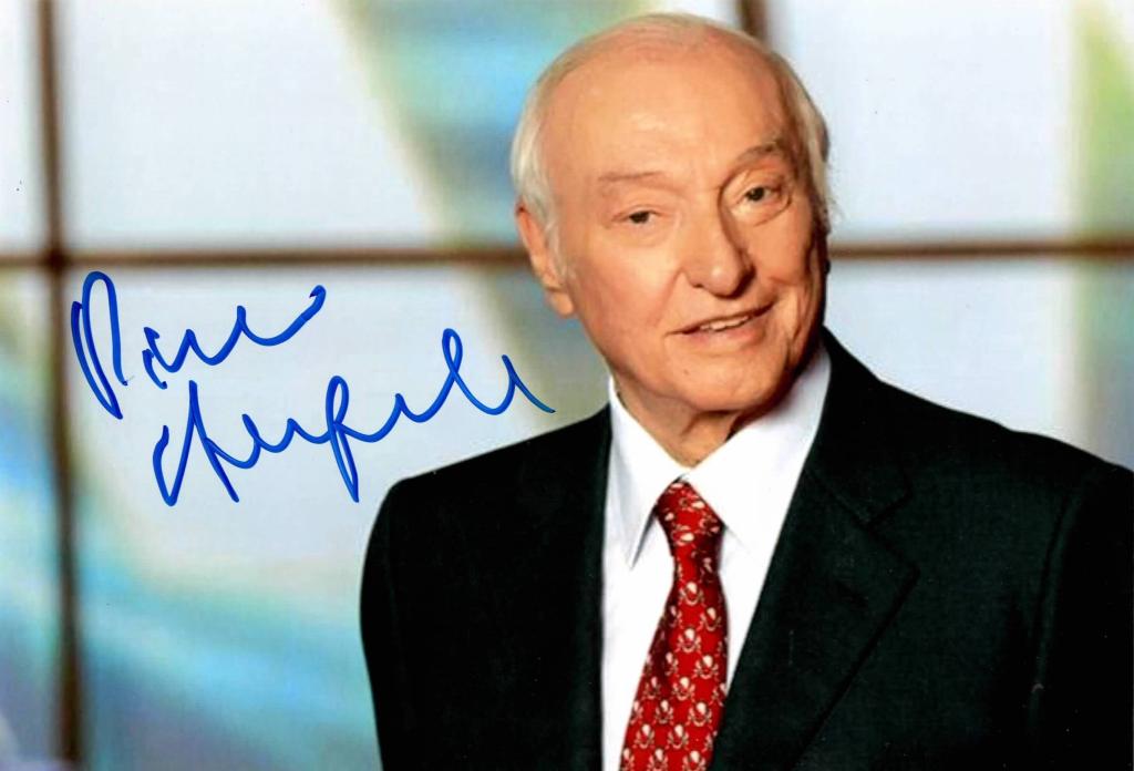 Fotografia autografata Piero Angela ritratto in studio televisivo RAI – autografo originale per esteso pennarello blu – 14x20 cm – condizioni Excellent