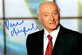 Fotografia autografata Piero Angela ritratto in studio televisivo RAI – autografo originale per esteso pennarello blu – 14x20 cm – condizioni Excellent