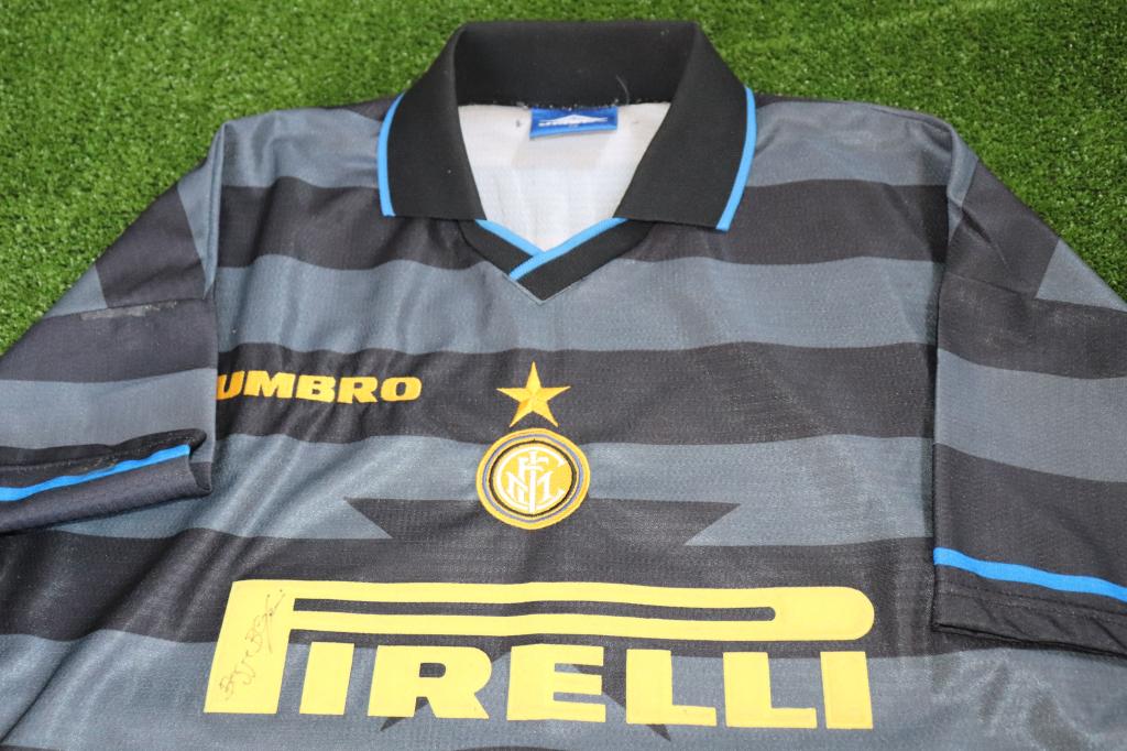 Dettaglio fronte maglia Inter Third 1997-98 Umbro Vintage – scudetto Inter – stella d'oro – sponsor Pirelli dorato
