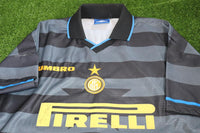 Dettaglio fronte maglia Inter Third 1997-98 Umbro Vintage – scudetto Inter – stella d'oro – sponsor Pirelli dorato