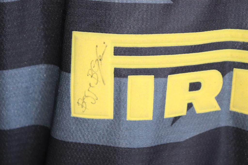 Dettaglio autografo originale Giuseppe Bergomi maglia Inter Third 1997-98 – pennarello nero sullo sponsor Pirelli