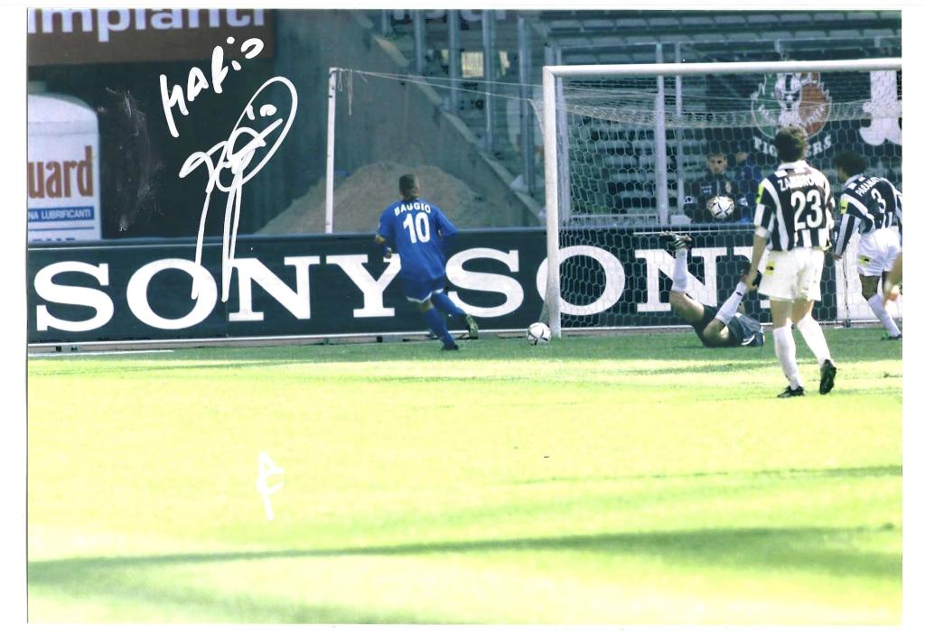 Fotografia autografata Roberto Baggio numero 10 Brescia gol sotto porta contro Juventus – autografo bianco con dedica Mario – 29,5x20,5 cm – COA incluso
