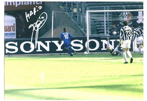 Fotografia autografata Roberto Baggio numero 10 Brescia gol sotto porta contro Juventus – autografo bianco con dedica Mario – 29,5x20,5 cm – COA incluso