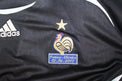 Dettaglio stemma Nazionale Francia e patch France–Ukraine 02.06.2007 – maglia portiere Player Issued Coupet N.23