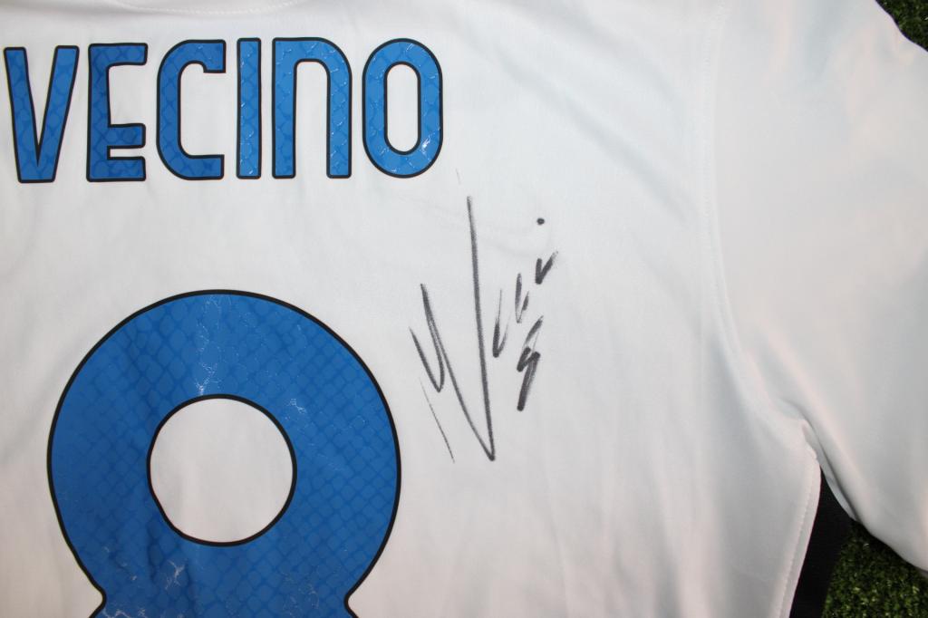 Dettaglio autografo originale Matías Vecino maglia Inter Away 2021-22 – pennarello argento – numero 8 – cimelio autentico