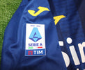 Dettaglio badge Serie A TIM 2023-2024 maglia Hellas Verona Home Match Worn – Reda Belahyane N.6