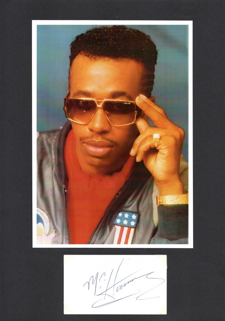 Autografo MC Hammer su biglietto firmato + fotografia rapper anni '90 occhiali Cazal – passe-partout nero – COA Associazione Autografia incluso