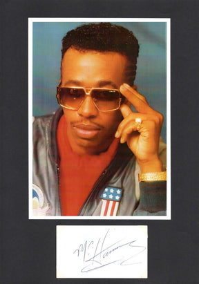 Autografo MC Hammer su biglietto firmato + fotografia rapper anni '90 occhiali Cazal – passe-partout nero – COA Associazione Autografia incluso