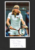 Biglietto autografato Björn Borg con dedica e fotografia Wimbledon anni 70 tuta Fila racchetta Donnay – autografo pennarello blu – 5,4x9,5 cm
