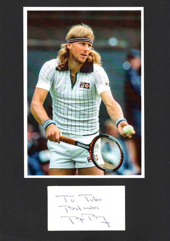 Biglietto autografato Björn Borg con dedica e fotografia Wimbledon anni 70 tuta Fila racchetta Donnay – autografo pennarello blu – 5,4x9,5 cm