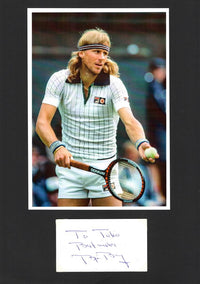 Biglietto autografato Björn Borg con dedica e fotografia Wimbledon anni 70 tuta Fila racchetta Donnay – autografo pennarello blu – 5,4x9,5 cm