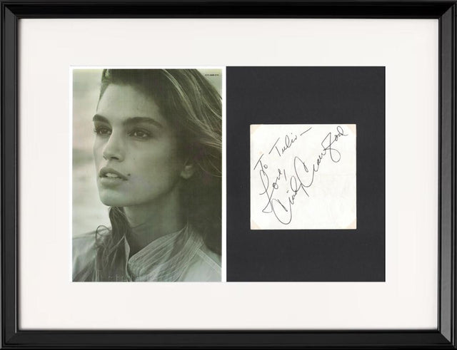 Autografo Cindy Crawford con dedica su biglietto + foto ritratto supermodella – cornice nera 40x30 cm inclusa – COA Associazione Autografia incluso