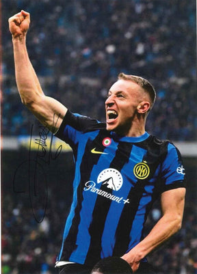 Fotografia autografata Davide Frattesi Inter esultanza maglia nerazzurra Nike Paramount+ scudetto 2023-24 – autografo originale pennarello nero – 29,7x21 cm – condizioni Excellent