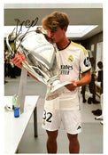 Fotografia autografata Nicolás Paz Real Madrid bacia Coppa dei Campioni spogliatoio finale Champions League 2023-24 – numero 32 – autografo pennarello nero – 29,7x21 cm – COA incluso