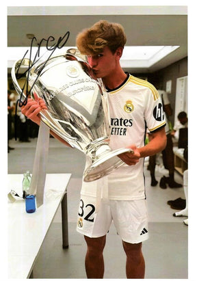 Fotografia autografata Nicolás Paz Real Madrid bacia Coppa dei Campioni spogliatoio finale Champions League 2023-24 – numero 32 – autografo pennarello nero – 29,7x21 cm – COA incluso