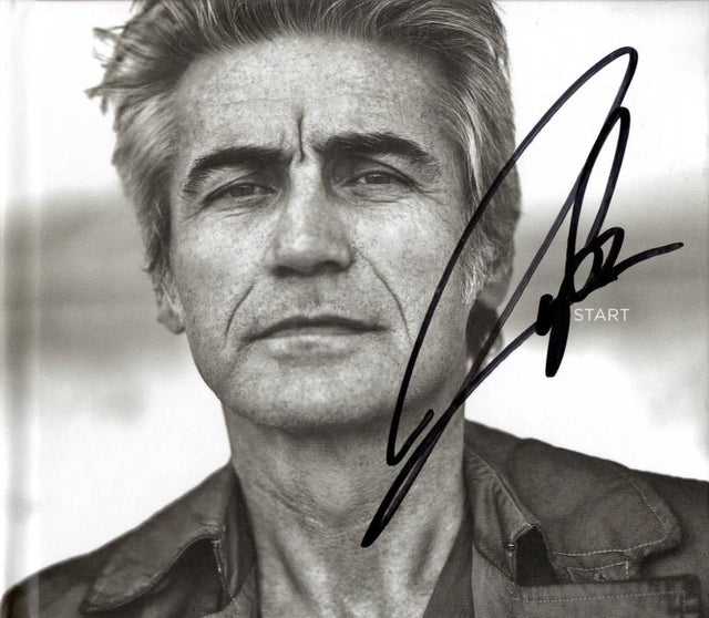 CD autografato Ligabue – Start Warner Music Zoo Aperto 2019 – copertina in bianco e nero con autografo originale pennarello nero – 14,1x12,4 cm – condizioni Excellent – COA incluso