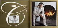 Interno gatefold Andrea Bocelli My Christmas – booklet con autografo originale pennarello nero – foto Bocelli davanti al caminetto – edizione limitata numerata