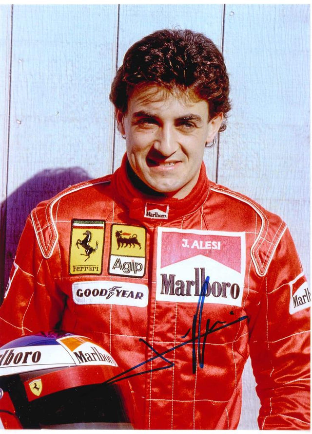 Fotografia autografata Jean Alesi tuta Ferrari Marlboro Agip Goodyear Formula 1 anni '90 con casco – autografo originale pennarello blu – 29x20 cm – condizioni Excellent