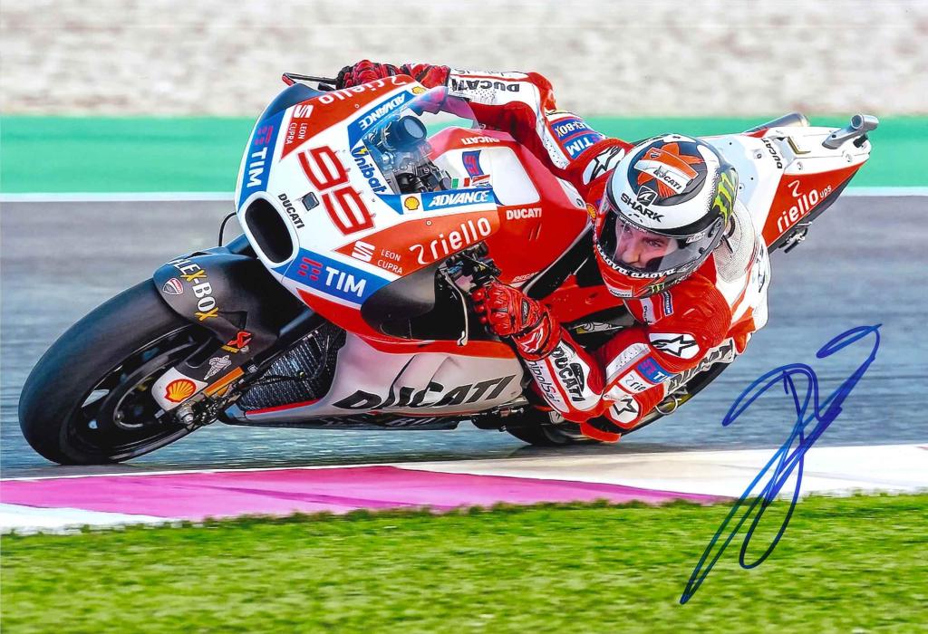 Fotografia autografata Jorge Lorenzo Ducati Desmosedici numero 99 MotoGP in piega in curva – autografo originale pennarello blu – 29x20 cm – condizioni Excellent