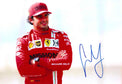 Fotografia autografata Carlos Sainz Jr. tuta Ferrari F1 Mission Winnow – autografo pennarello blu originale – 29x20 cm – condizioni Excellent