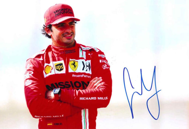 Fotografia autografata Carlos Sainz Jr. tuta Ferrari F1 Mission Winnow – autografo pennarello blu originale – 29x20 cm – condizioni Excellent
