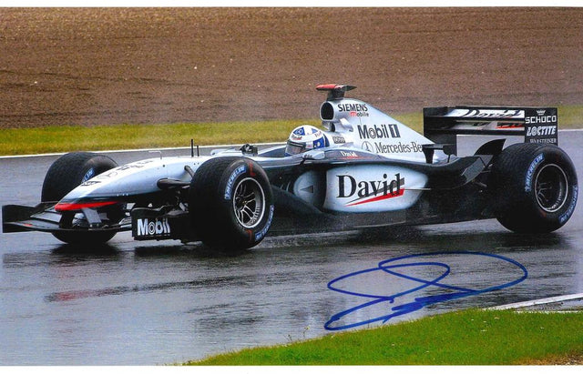 Fotografia autografata David Coulthard McLaren Mercedes MP4-17 Formula 1 pista bagnata 2002 livrea argento West – autografo originale pennarello blu – 30x20 cm – condizioni Excellent