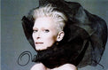 Fotografia autografata Tilda Swinton ritratto artistico con drappeggio nero – autografo originale pennarello nero – 17x10 cm – condizioni Excellent