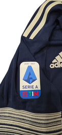 Dettaglio patch Serie A TIM 2020-2021 maglia Juventus Away Player Issued – Adidas – stagione ufficiale bianconera