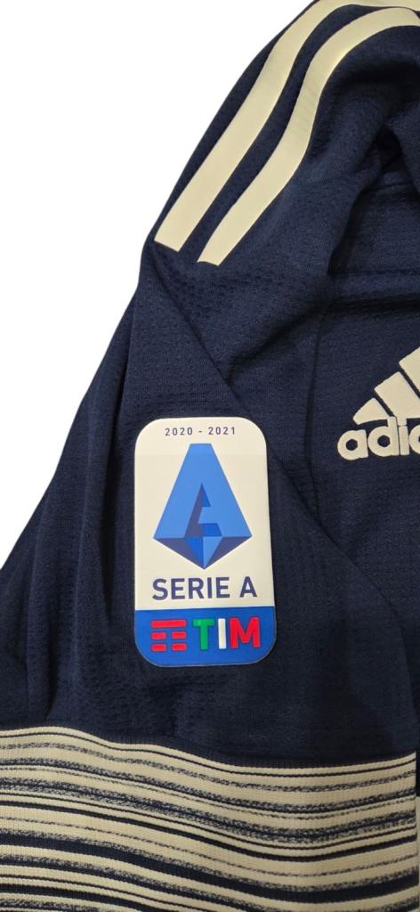 Dettaglio patch Serie A TIM 2020-2021 maglia Juventus Away Player Issued – Adidas – stagione ufficiale bianconera