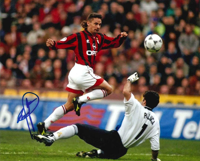 Fotografia autografata Roberto Baggio Milan maglia Lotto Opel anni '90 in azione – autografo originale pennarello blu – 29,4x20,1 cm – condizioni Excellent