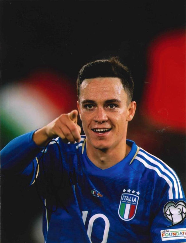 Fotografia autografata Giacomo Raspadori maglia Nazionale Italia numero 10 esultanza – autografo originale pennarello nero – 26x20 cm – condizioni Excellent