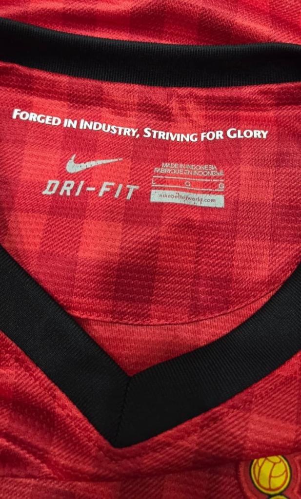 Dettaglio colletto e etichetta Nike Dri-Fit maglia Manchester United Home 2012-13 – taglia L – Made in Indonesia