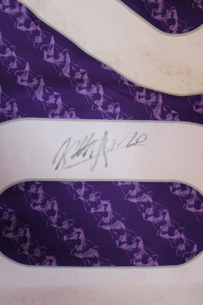 Dettaglio autografo originale Andrea Belotti maglia Fiorentina Store 2023-24 – pennarello argento sul numero 20